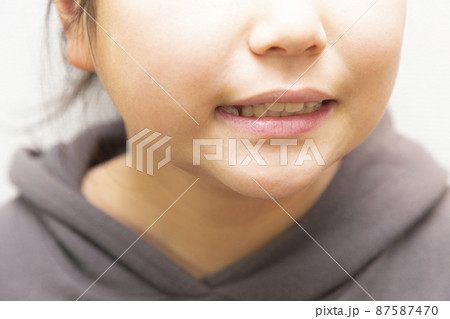 小学生の女の子の口元 87587470