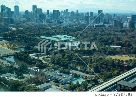 皇居とビル群　俯瞰　ロング　（2022年2月） 87587592