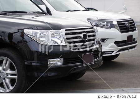 販売店に並ぶ車　中古車イメージ　トヨタのSUV 87587612