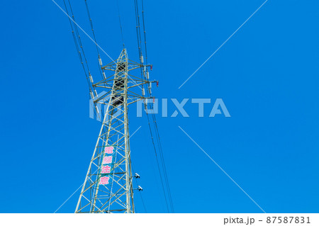 青空背景の送電鉄塔 87587831