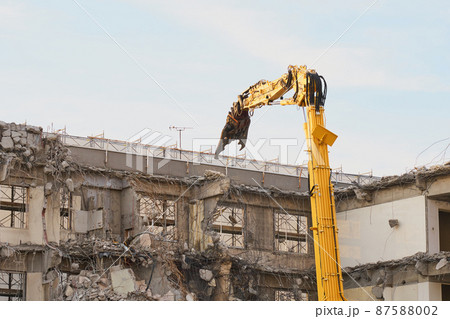 老朽化した公共建造物の解体作業をする重機 老朽化した公共建造物の解体作業をする重機 87588002