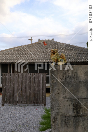 沖縄　伊平屋　島の風景（前泊集落） 87588402