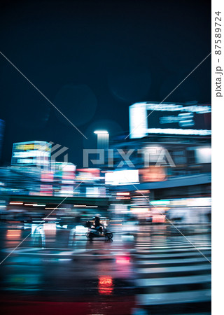 夜の歌舞伎町を走るバイク 夜の歌舞伎町を走るバイク 87589724