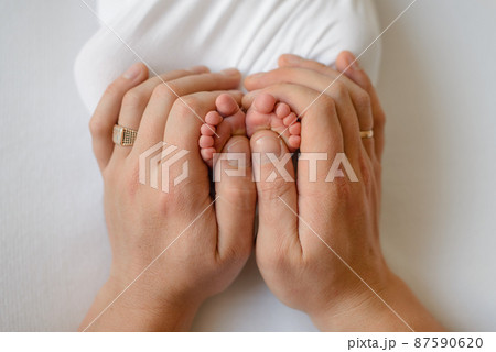 Small beautiful legs of a newborn baby in the first days of life 87590620