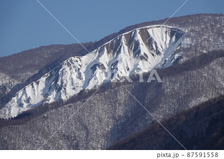 残雪の残る早春の帰雲山 残雪の残る早春の帰雲山 87591558