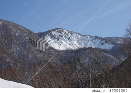 残雪の残る早春の帰雲山 残雪の残る早春の帰雲山 87591562