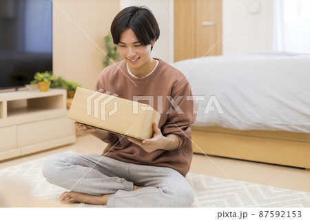 ダンボールを持つ男性 通販 87592153