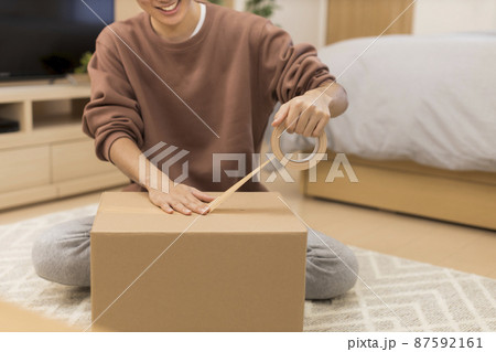 梱包をする男性 ダンボール 梱包をする男性 ダンボール 87592161
