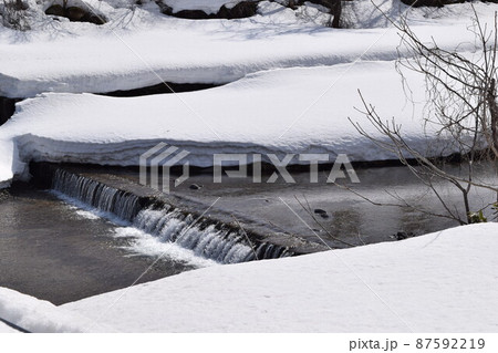 豪雪地域の雪溶け風景の写真素材