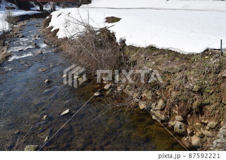 豪雪地域の雪溶け風景 豪雪地域の雪溶け風景 87592221