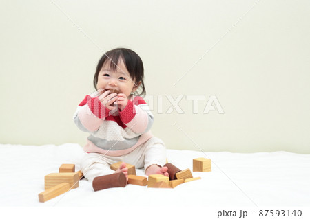積み木で遊ぶ0歳の赤ちゃんの女の子 87593140