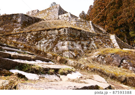 壮大な石垣群が残る岩村城「日本三大山城」 87593388