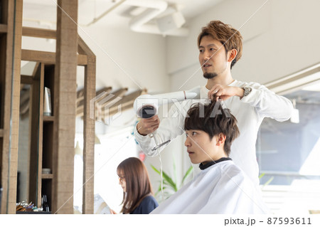 美容師さんにセットしてもらう男性 美容師さんにセットしてもらう男性 87593611