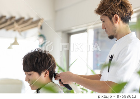 ヘアカットしてもらう男性 87593612