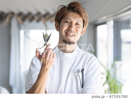 ハサミを持つ理容師さん 87593760