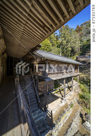 日龍峯寺舞台造の本堂から見た籠堂 日龍峯寺舞台造の本堂から見た籠堂 87593769
