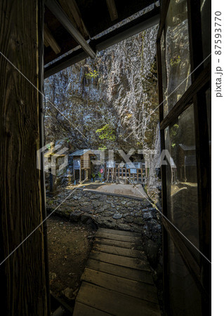 日龍峯寺本堂裏　源頼朝の分骨の埋葬場所 87593770
