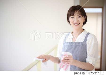 掃除する女性 87594438