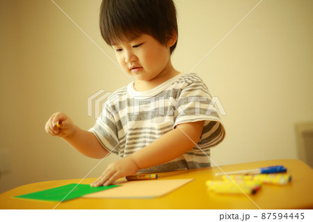 工作する男の子 工作する男の子 87594445