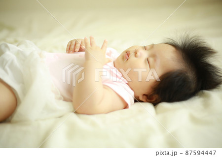 眠る赤ちゃん 眠る赤ちゃん 87594447