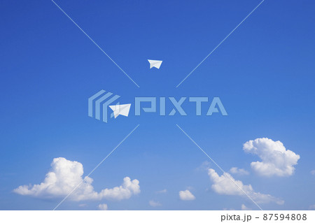 青空に紙飛行機 青空に紙飛行機 87594808