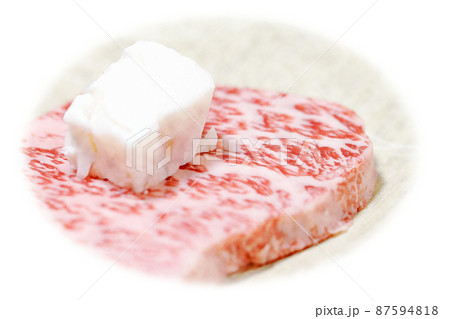 自宅での調理前のステーキ用A5ランク「黒毛和牛のサーロイン」水彩画風 絵手紙 自宅での調理前のステーキ用A5ランク「黒毛和牛のサーロイン」水彩画風 絵手紙 87594818