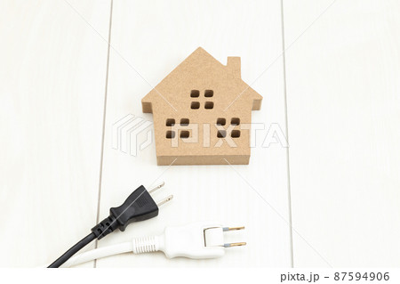 コンセントプラグと家模型 コンセントプラグと家模型 87594906