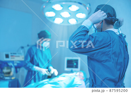In the operating room of a hospital, a group of surgeons are performing surgery. In the operating room of the hospital's surgical venous vascular surgery clinic, an Asian doctor and an assistant. 87595200