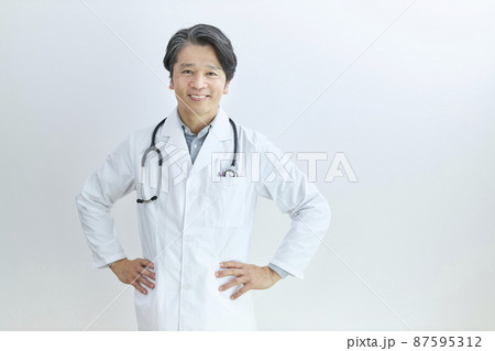 白衣　医師　ポートレート  87595312