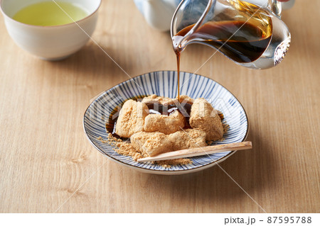 わらび餅に黒蜜をかける わらび餅に黒蜜をかける 87595788