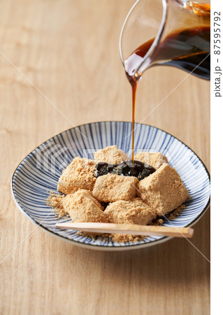 わらび餅に黒蜜をかける 87595792