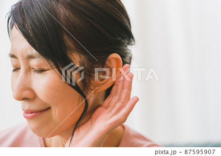 耳を澄ます 87595907