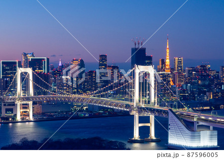 マジックアワーのレインボーブリッジと東京タワーが浮かぶ東京夜景 87596005