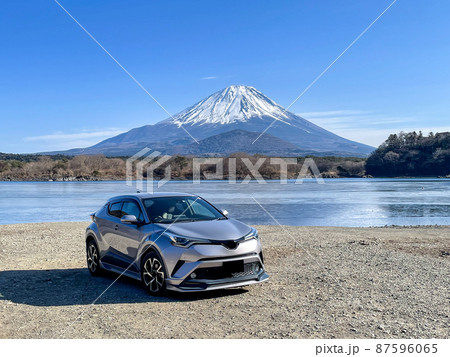 山梨県の精進湖と富士山とシルバーのSUV 山梨県の精進湖と富士山とシルバーのSUV 87596065
