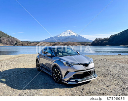 山梨県の精進湖と富士山とシルバーのSUV 山梨県の精進湖と富士山とシルバーのSUV 87596086