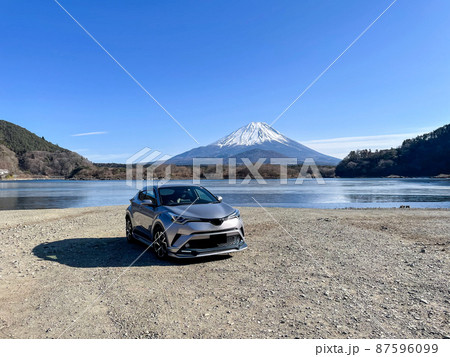 山梨県の精進湖と富士山とシルバーのSUV 山梨県の精進湖と富士山とシルバーのSUV 87596099