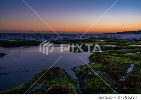 (静岡県下田市)恵比須島の磯 日が暮れて (静岡県下田市)恵比須島の磯 日が暮れて 87596237