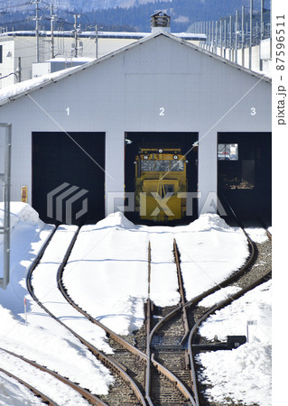 早春の北海道木古内町で道南いさりび鉄道木古内駅の車両倉庫の風景を撮影 87596511