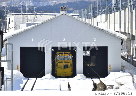 早春の北海道木古内町で道南いさりび鉄道木古内駅の車両倉庫の風景を撮影 87596513