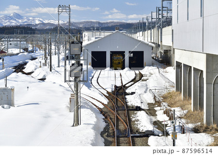 早春の北海道木古内町で道南いさりび鉄道木古内駅の車両倉庫の風景を撮影 87596514