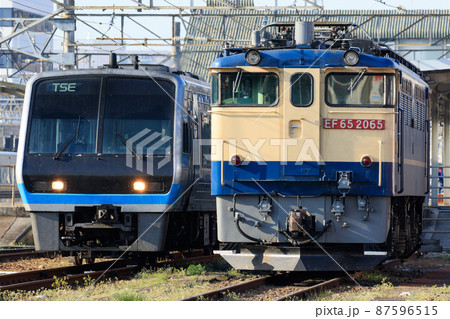JR四国 2000系「TSE」とJR貨物 EF65電気機関車の写真素材 JR四国 2000系「TSE」とJR貨物 EF65電気機関車の写真素材
