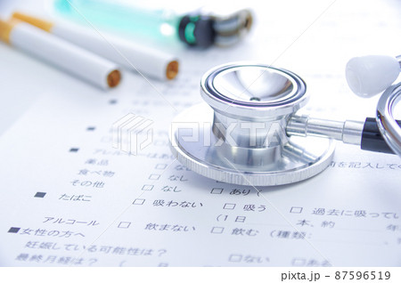 タバコと聴診器と問診票 87596519