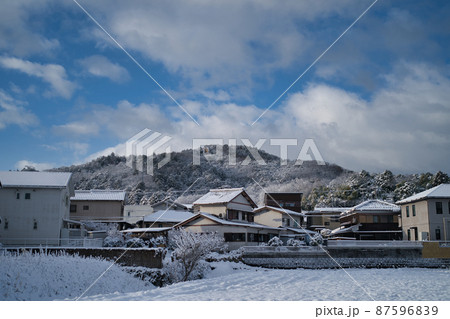 雪の八丈岩 87596839