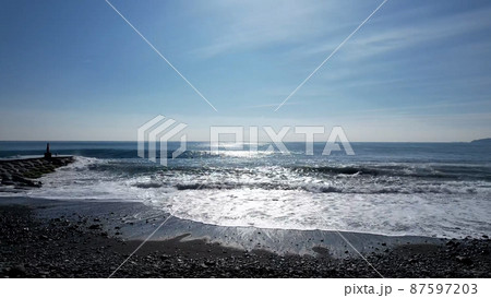 御幸の浜の海岸をドローン空撮 87597203