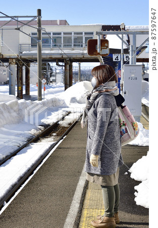 早春の北海道木古内町で道南いさりび鉄道木古内駅のホームに女性の居る風景を撮影 早春の北海道木古内町で道南いさりび鉄道木古内駅のホームに女性の居る風景を撮影 87597647