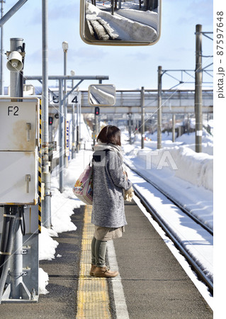 早春の北海道木古内町で道南いさりび鉄道木古内駅のホームに女性の居る風景を撮影 87597648