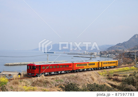 美しい伊予灘の海岸沿いを優雅に走っていく観光列車伊予灘ものがたり 美しい伊予灘の海岸沿いを優雅に走っていく観光列車伊予灘ものがたり 87597783