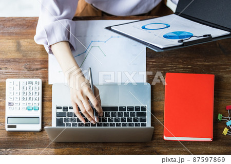 デスクワーク中のビジネスウーマンの手元 デスクワーク中のビジネスウーマンの手元 87597869