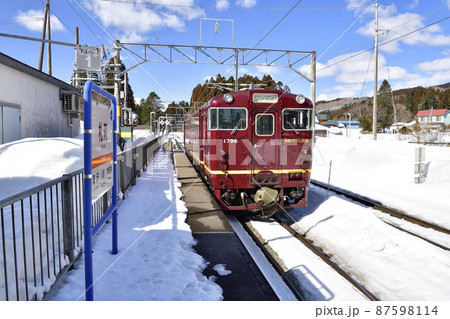 早春の北海道木古内町で道南いさりび鉄道札苅駅を発着する各駅停車の風景を撮影 87598114