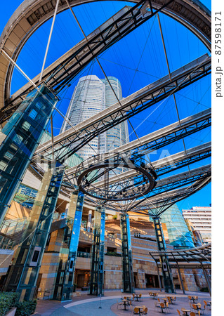 東京　港区六本木の都市風景　六本木ヒルズと六本木ヒルズアリーナ 87598171